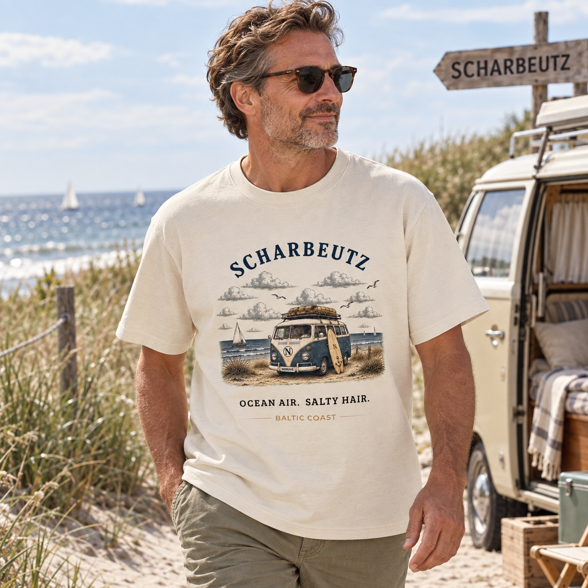 Mann trägt das Natural Raw Scharbeutz Bulli Bio-Heavy T-Shirt am Camper an der Ostseeküste