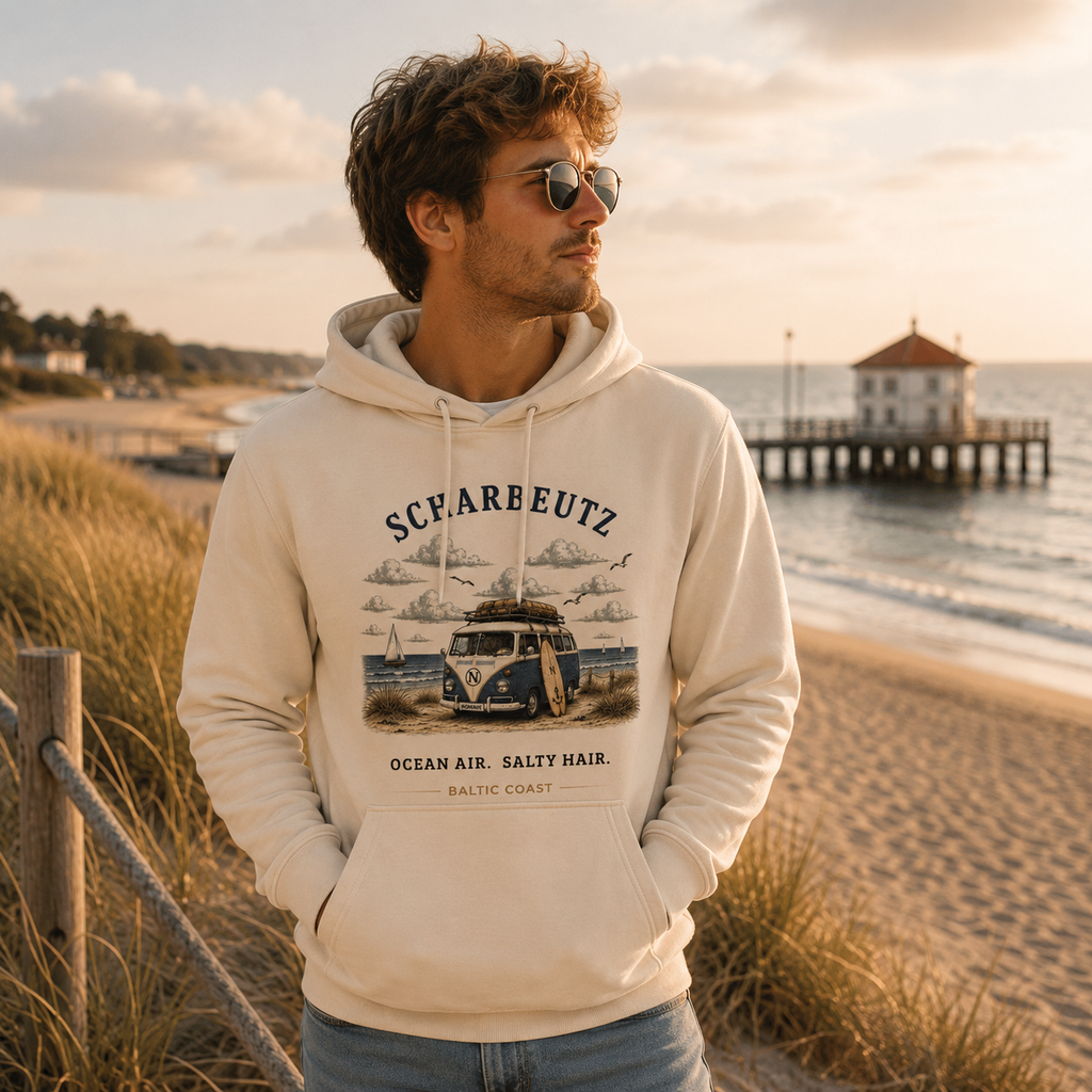 Mann im Natural Raw Scharbeutz Bulli Bio-Hoodie am Ostseestrand