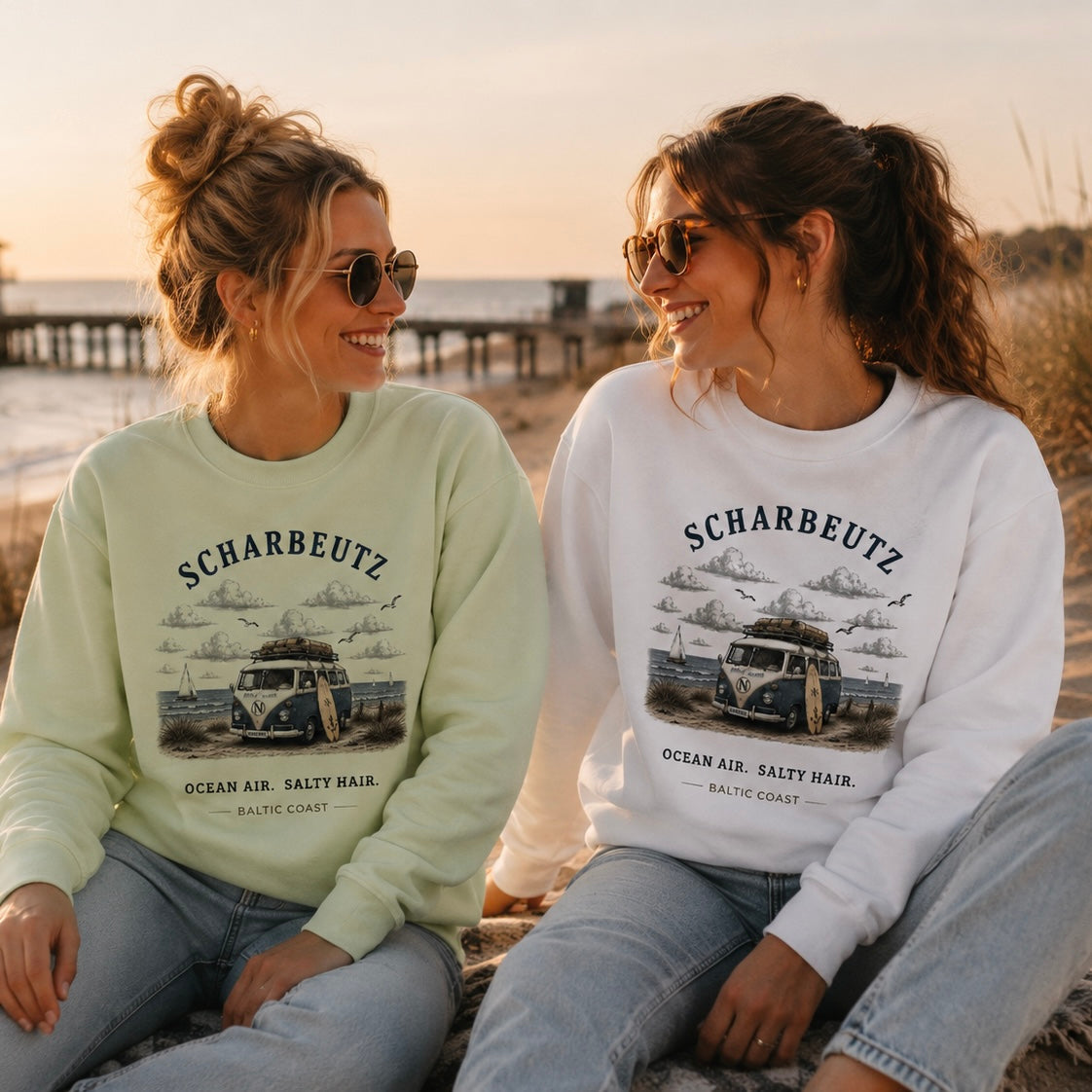 Scharbeutz Bulli Bio-Sweatshirt in einer Camper-Lifestyle-Szene