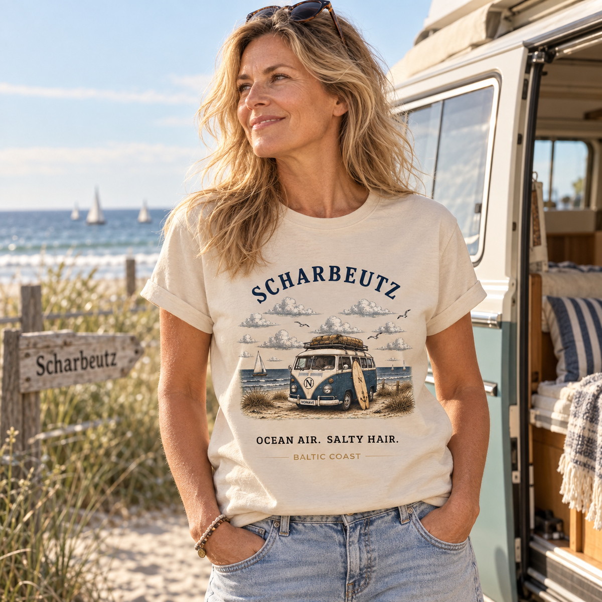 Frau trägt das Natural Scharbeutz Bulli Essential T-Shirt am Camper an der Ostsee