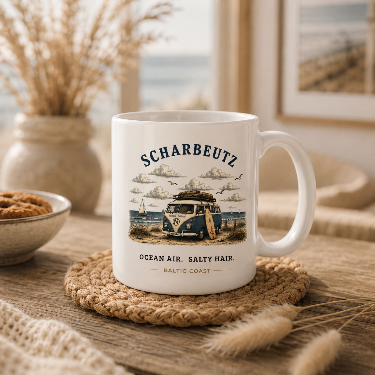 Scharbeutz Bulli Keramiktasse in einer Camper-Kaffeepause