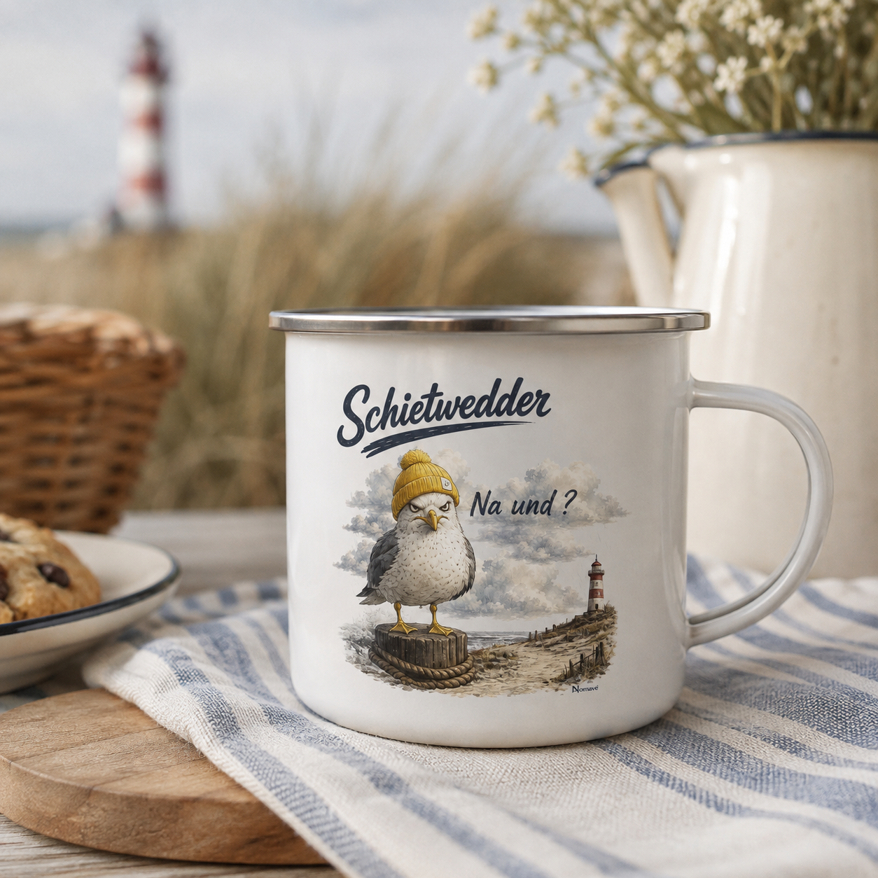 Schietwedder Emaille-Becher mit Möwe und Küstenmotiv in maritimer Lifestyle-Szene am Strand