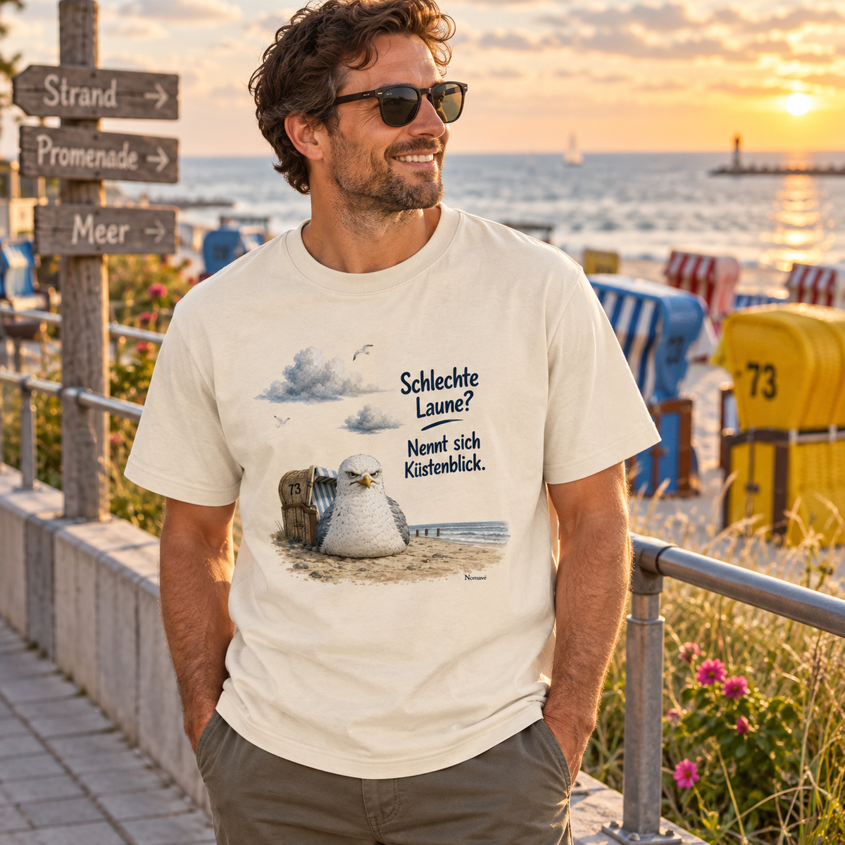 Mann im Schlechte Laune Küstenblick Bio-Heavy T-Shirt auf der Promenade
