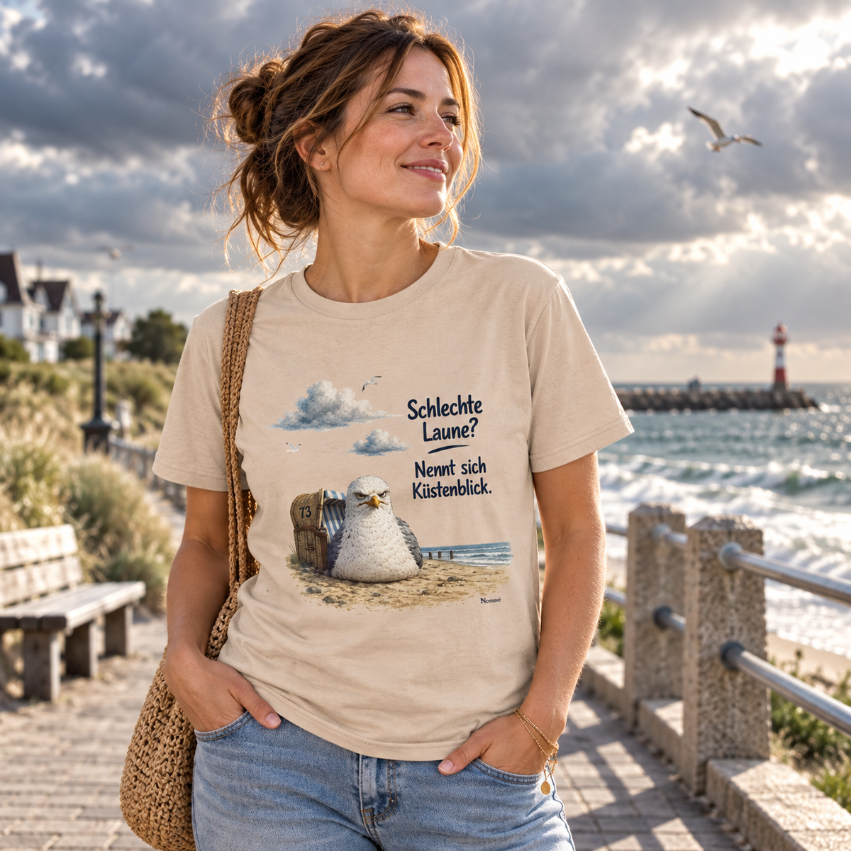 Frau im Schlechte Laune Küstenblick Essential T-Shirt auf der Promenade