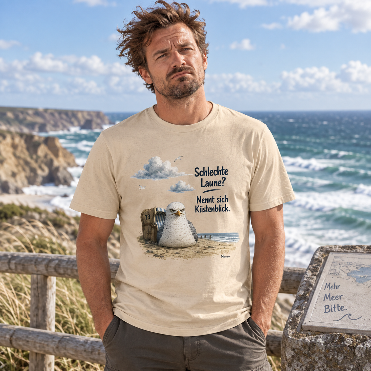 Mann im Schlechte Laune Küstenblick Essential T-Shirt am Küstenausblick