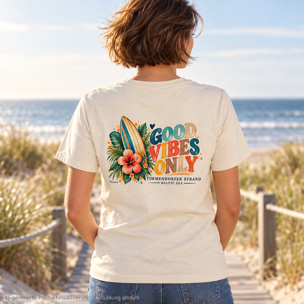 KI-generierte Produktvisualisierung: Unisex Bio-T-Shirt in Natural Raw mit Timmendorfer-Surf-Vibes-Rückenprint, Frau am Dünensteg.