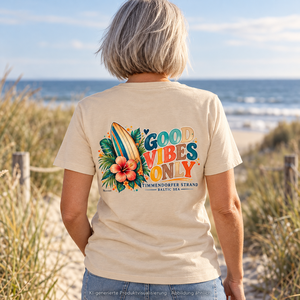 KI-generierte Produktvisualisierung: Essential T-Shirt in Natural, Frau am Strandzugang mit Timmendorfer-Surf-Vibes-Rückenprint.