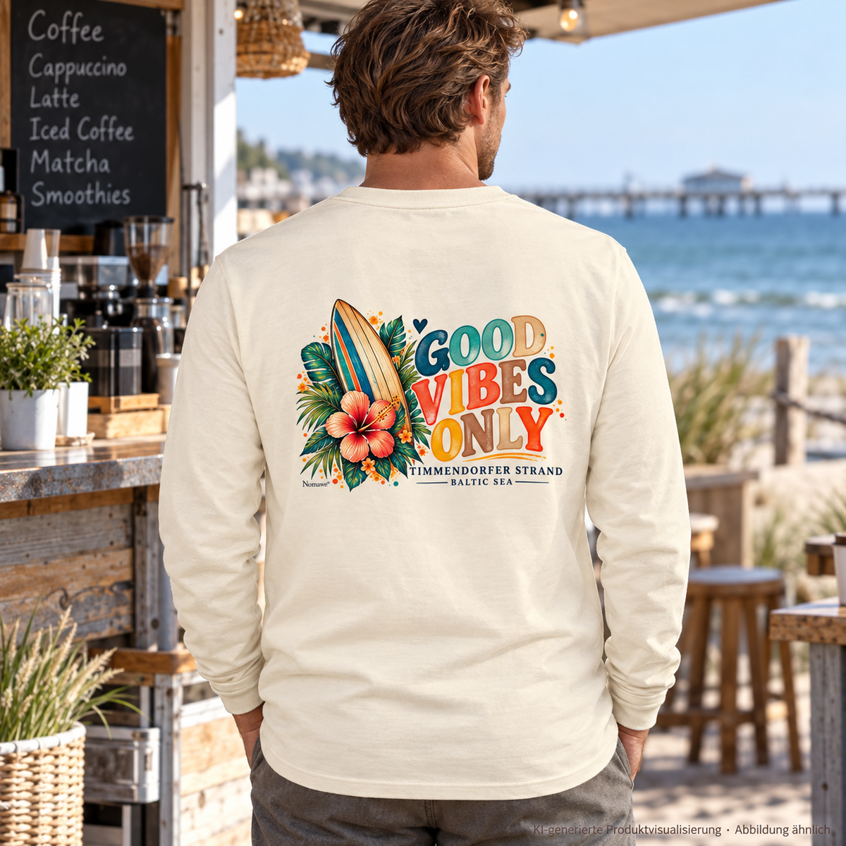KI-generierte Produktvisualisierung: Unisex Bio-Langarmshirt in Natural Raw, Mann am Küstenkiosk mit Timmendorfer-Surf-Vibes-Rückenprint.
