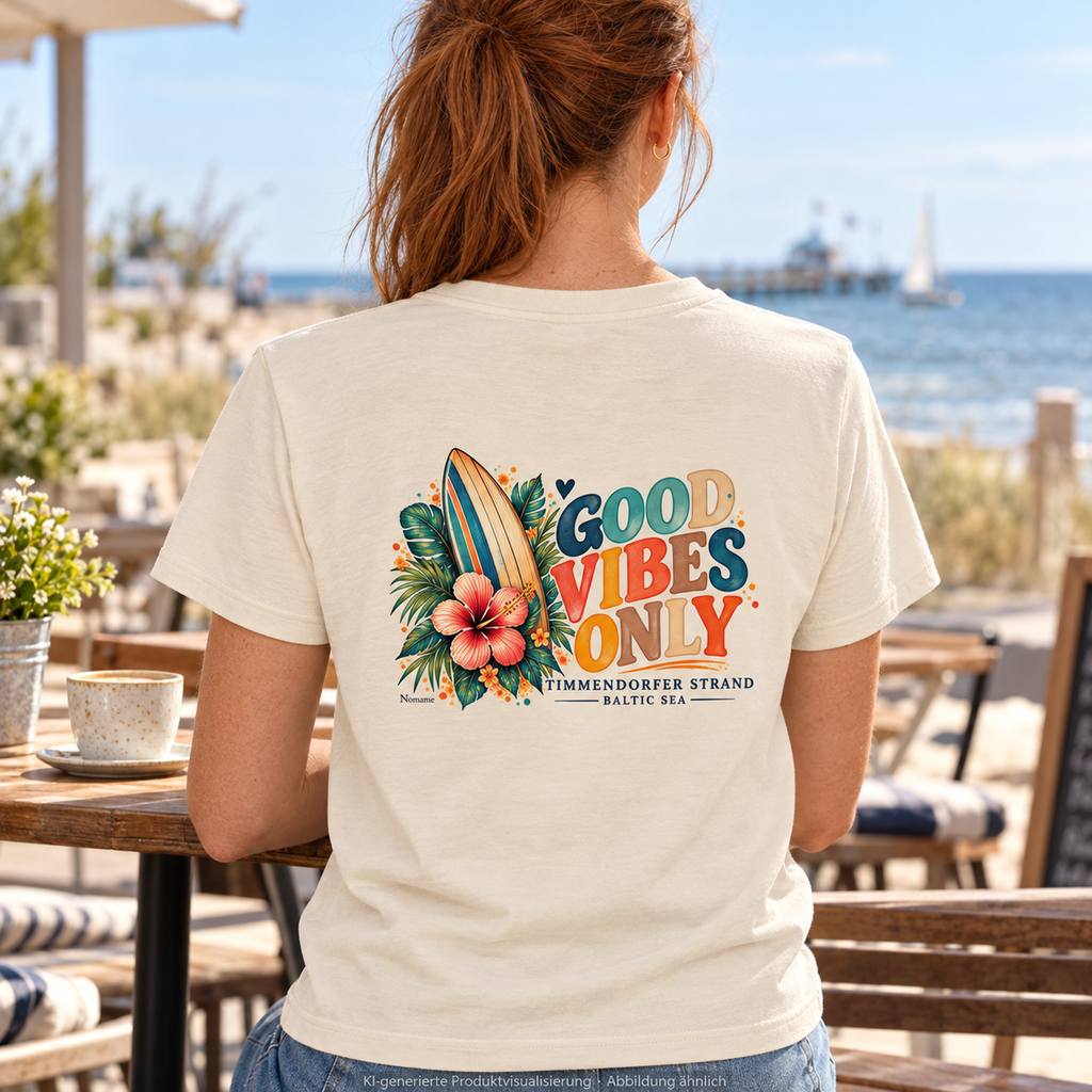 KI-generierte Produktvisualisierung: Damen Bio-T-Shirt in Natural Raw, Frau am Küstencafé mit Timmendorfer-Surf-Vibes-Rückenprint.