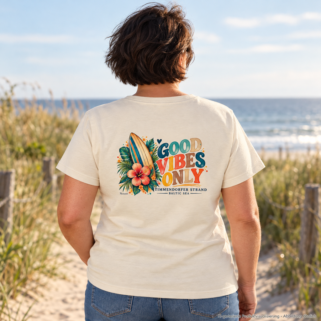 KI-generierte Produktvisualisierung: Damen Bio-T-Shirt in Natural Raw, Frau am Dünenweg mit Timmendorfer-Surf-Vibes-Rückenprint.