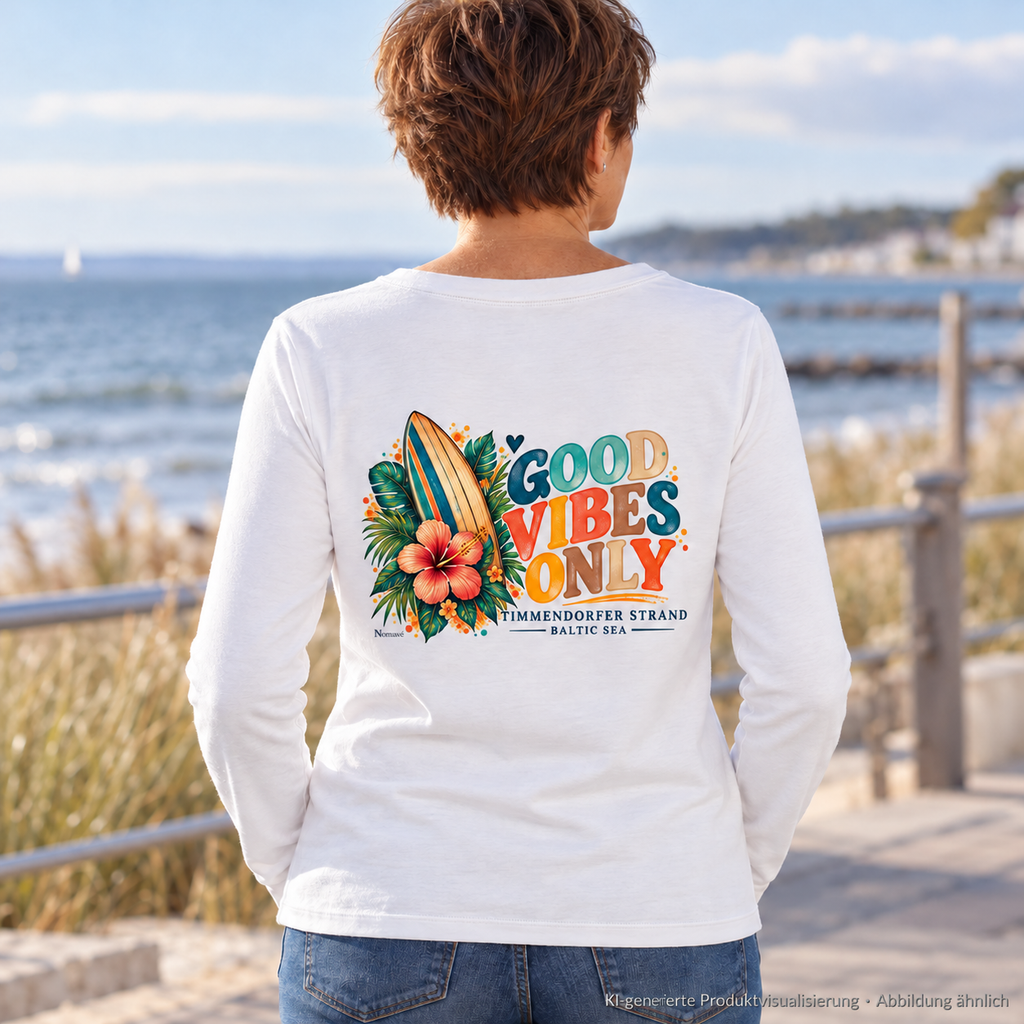 KI-generierte Produktvisualisierung: Damen Bio-Langarmshirt in Weiß, Frau an der Promenade mit Timmendorfer-Surf-Vibes-Rückenprint.