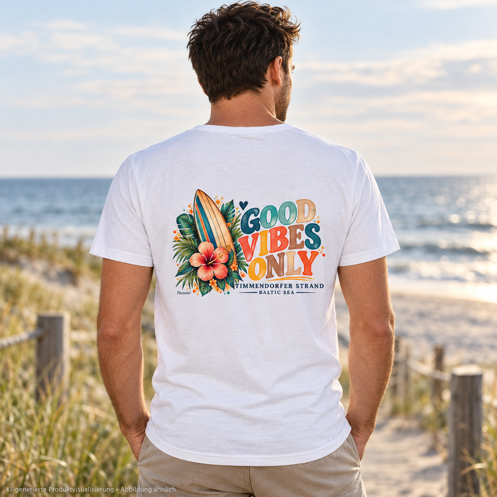 KI-generierte Produktvisualisierung: Herren Bio-V-Neck-Shirt in Weiß, Mann am Strandzugang mit Timmendorfer-Surf-Vibes-Rückenprint.