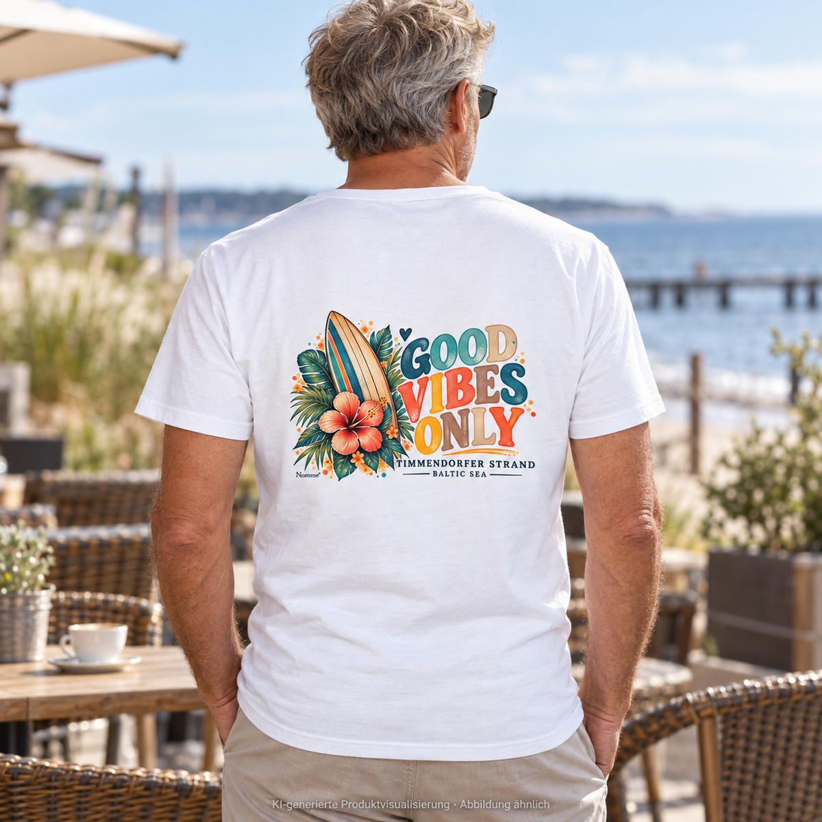 KI-generierte Produktvisualisierung: Herren Bio-V-Neck-Shirt in Weiß, Mann am Café mit Timmendorfer-Surf-Vibes-Rückenprint.