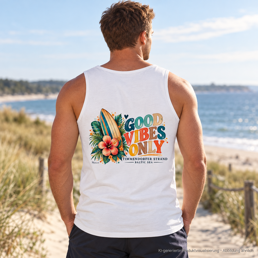 KI-generierte Produktvisualisierung: Herren Bio-Tanktop in Weiß, Mann am Strandzugang mit Timmendorfer-Surf-Vibes-Rückenprint.