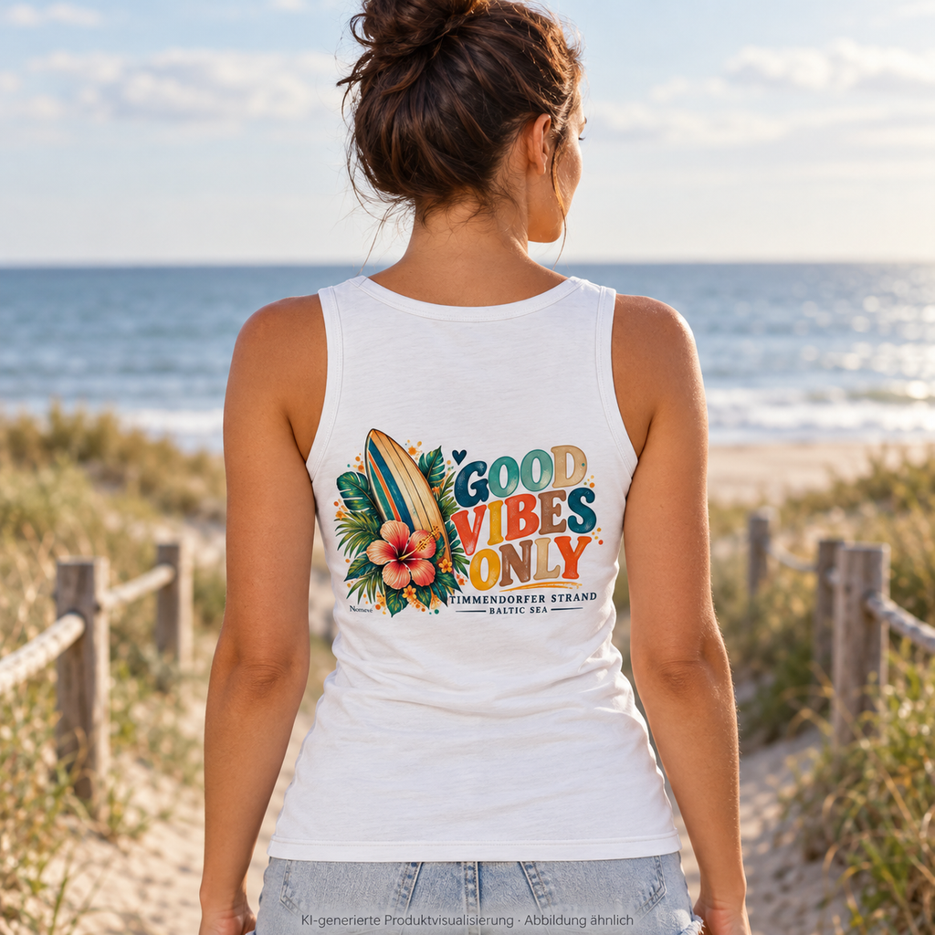 KI-generierte Produktvisualisierung: Damen Bio-Fitted-Tanktop in Weiß, Frau am Strandweg mit Timmendorfer-Surf-Vibes-Rückenprint.