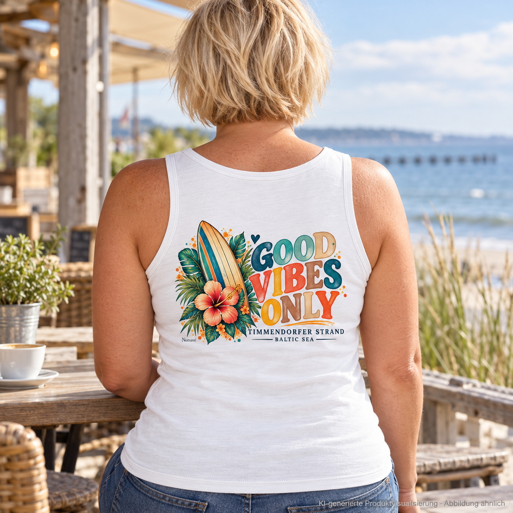 KI-generierte Produktvisualisierung: Damen Bio-Fitted-Tanktop in Weiß, Frau am Küstencafé mit Timmendorfer-Surf-Vibes-Rückenprint.