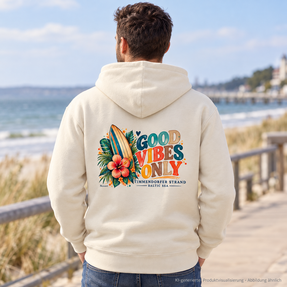 KI-generierte Produktvisualisierung: Unisex Bio-Hoodie in Natural Raw, Mann an der Strandpromenade mit Timmendorfer-Surf-Vibes-Rückenprint.