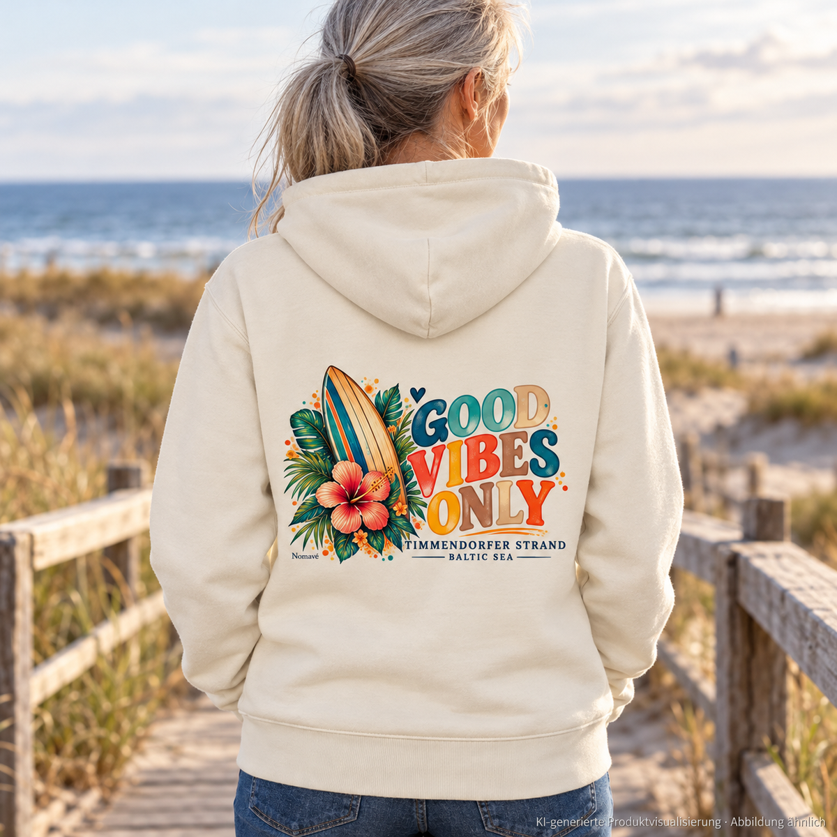 KI-generierte Produktvisualisierung: Unisex Bio-Hoodie in Natural Raw, Frau auf dem Dünensteg mit Timmendorfer-Surf-Vibes-Rückenprint.