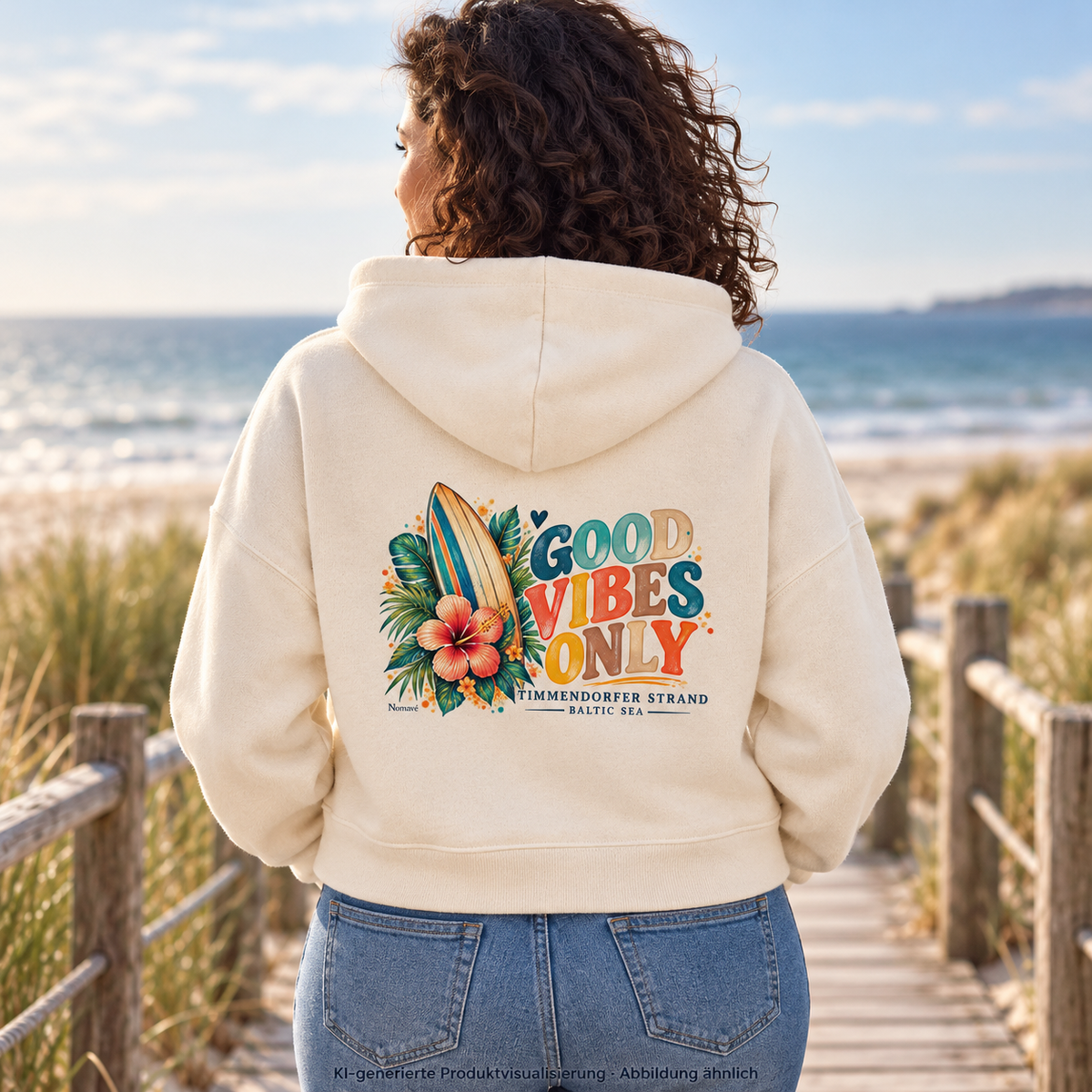 KI-generierte Produktvisualisierung: Frau im Natural-Raw Damen-Boxcut-Hoodie mit Timmendorfer-Surf-Vibes-Rückenprint auf einem Strandweg.