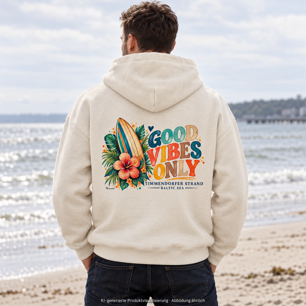 KI-generierte Produktvisualisierung: Mann im Natural-Raw Unisex-Oversize-Hoodie mit Timmendorfer-Surf-Vibes-Rückenprint am Strand.