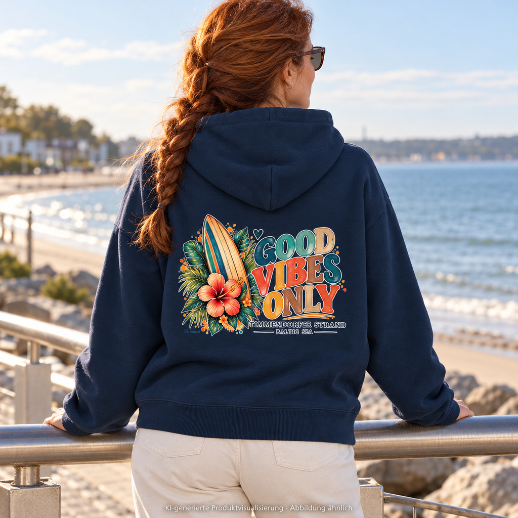KI-generierte Produktvisualisierung: Frau im French-Navy Oversize-Hoodie mit Surf-Vibes-Rückenprint an einer Ostsee-Promenade.