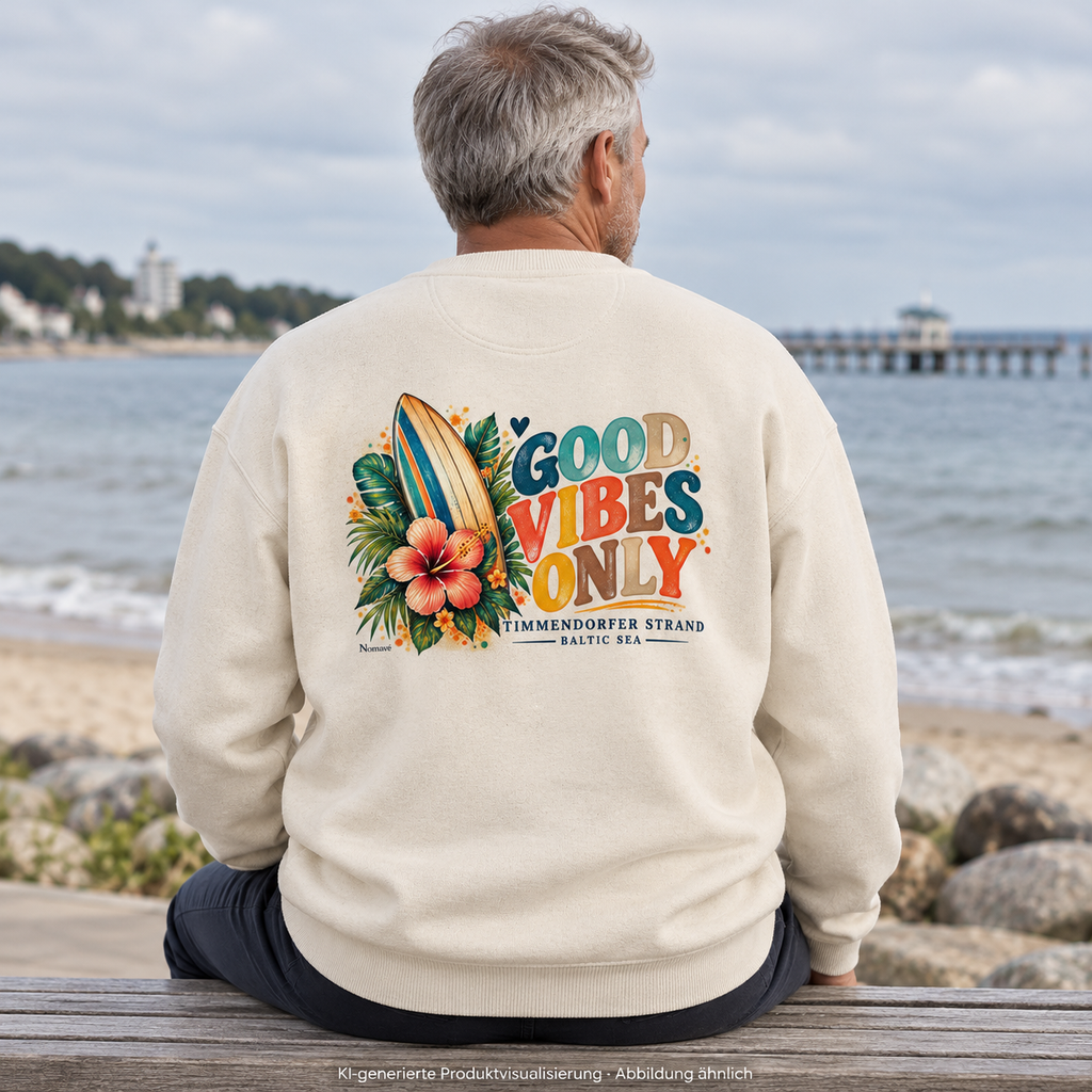 KI-generierte Produktvisualisierung: Mann im Natural-Raw Oversize-Sweatshirt mit Timmendorfer-Surf-Vibes-Rückenprint auf einer Bank am Meer.