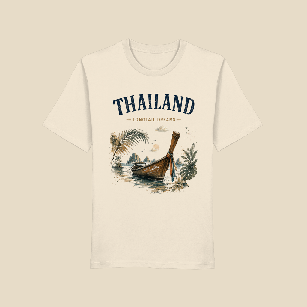 Clean Mockup eines weißen Bio T-Shirts mit Thailand Longtail Dreams Motiv und traditionellem Longtailboot vor tropischer Inselkulisse – Vorderansicht der Nomavé Thailand Kollektion.