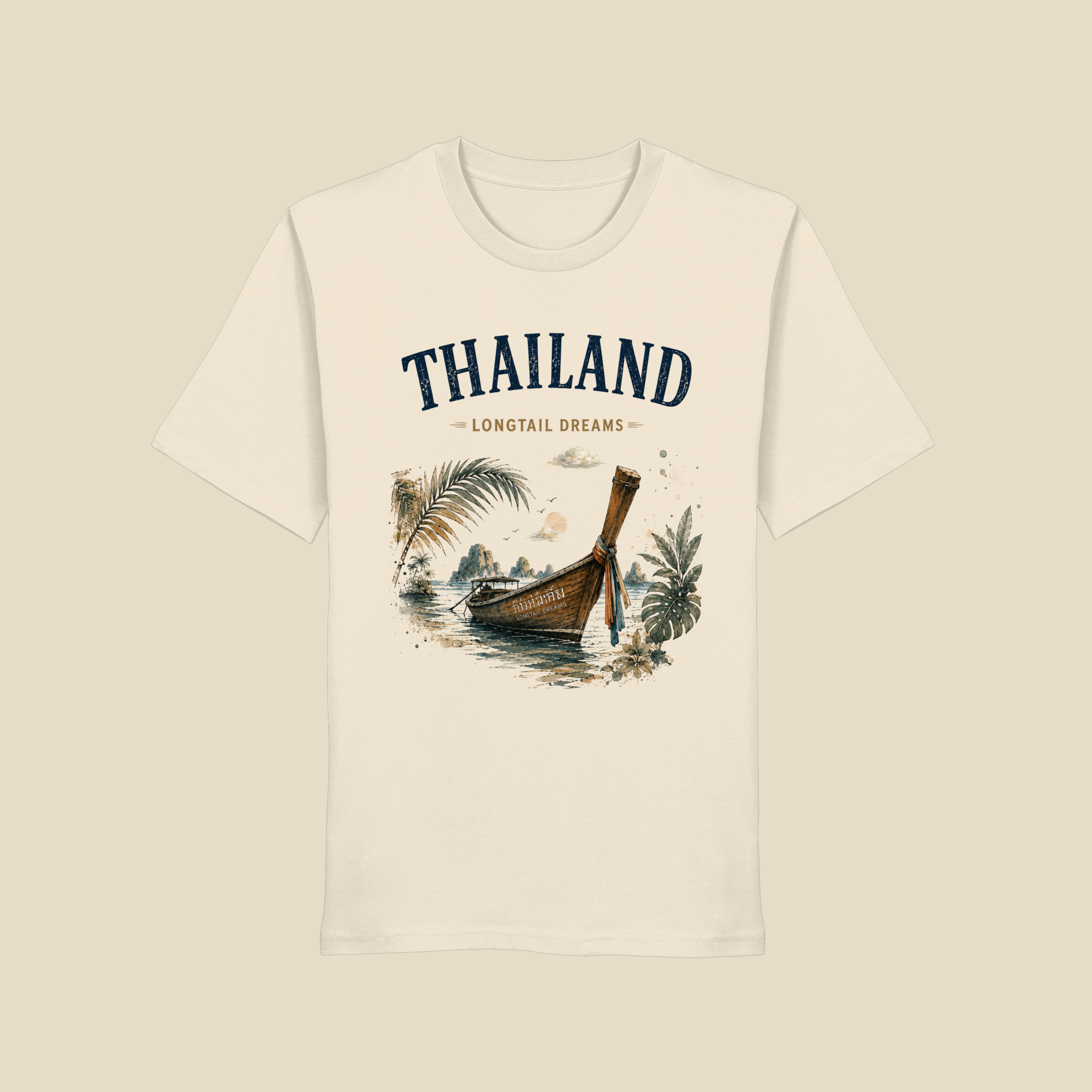 Clean Mockup eines weißen Bio T-Shirts mit Thailand Longtail Dreams Motiv und traditionellem Longtailboot vor tropischer Inselkulisse – Vorderansicht der Nomavé Thailand Kollektion.