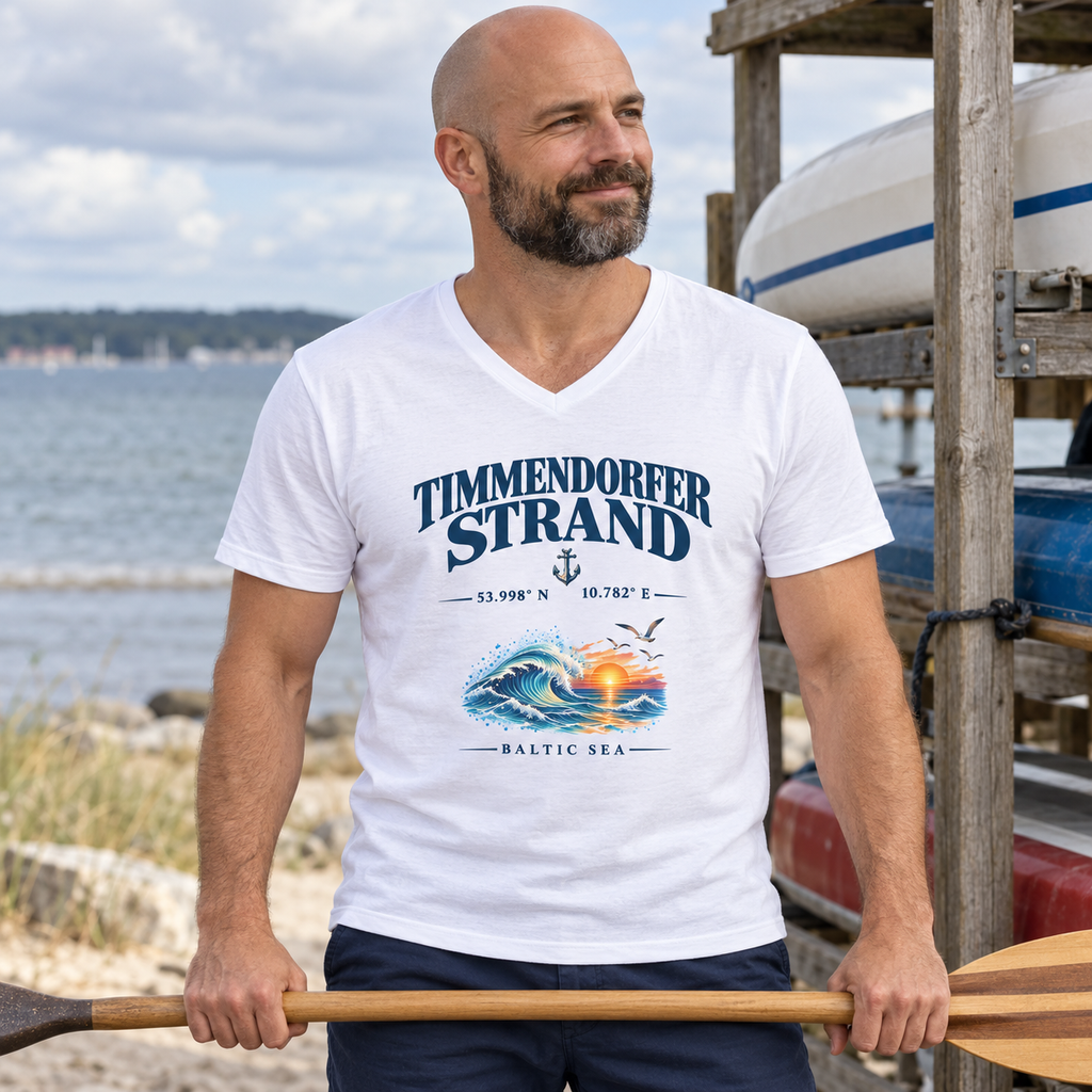 Herren Bio-V-Neck-T-Shirt in Weiß mit Timmendorfer-Strand–Baltic-Sea-Frontmotiv: Mann mit Paddel an einem Bootsständer am Wasser.