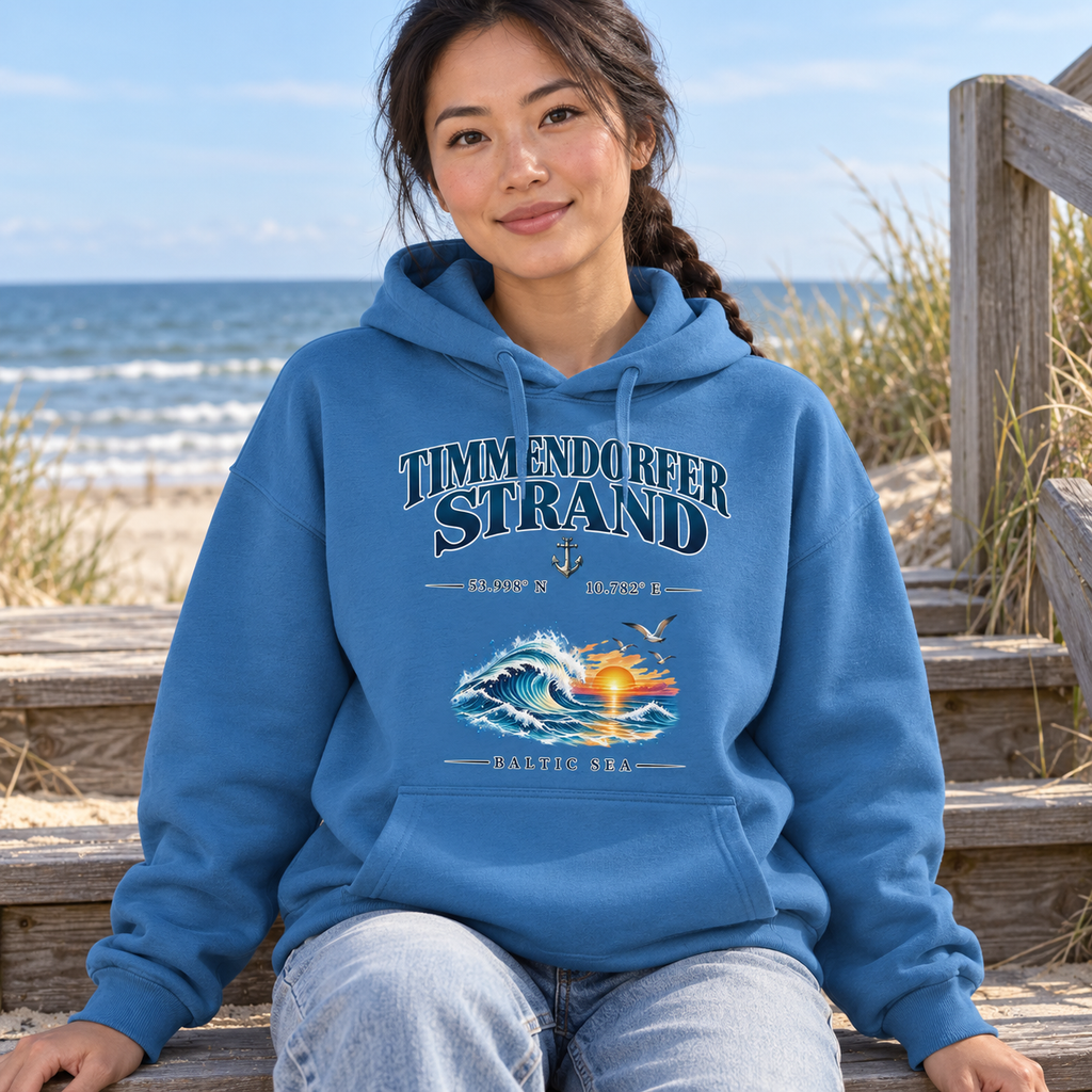 Unisex Bio-Oversize-Hoodie in Mindful Blue mit Timmendorfer-Strand–Baltic-Sea-Frontmotiv in heller Konturschrift: Frau sitzt am Dünenaufgang mit Blick aufs Meer.