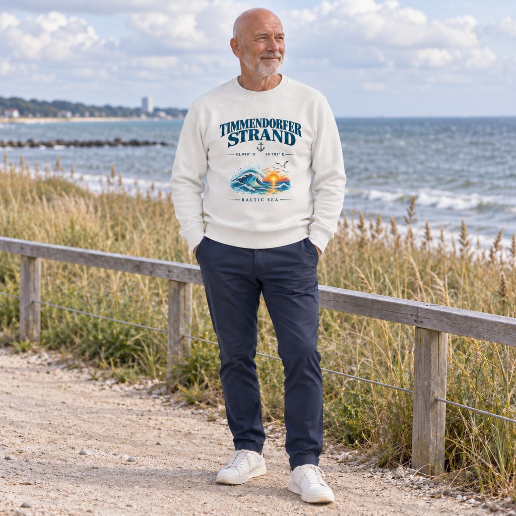 Unisex Bio-Sweatshirt in Vintage White mit Timmendorfer-Strand–Baltic-Sea-Frontmotiv: älterer Mann steht an einem Geländer auf einem Küstenweg.