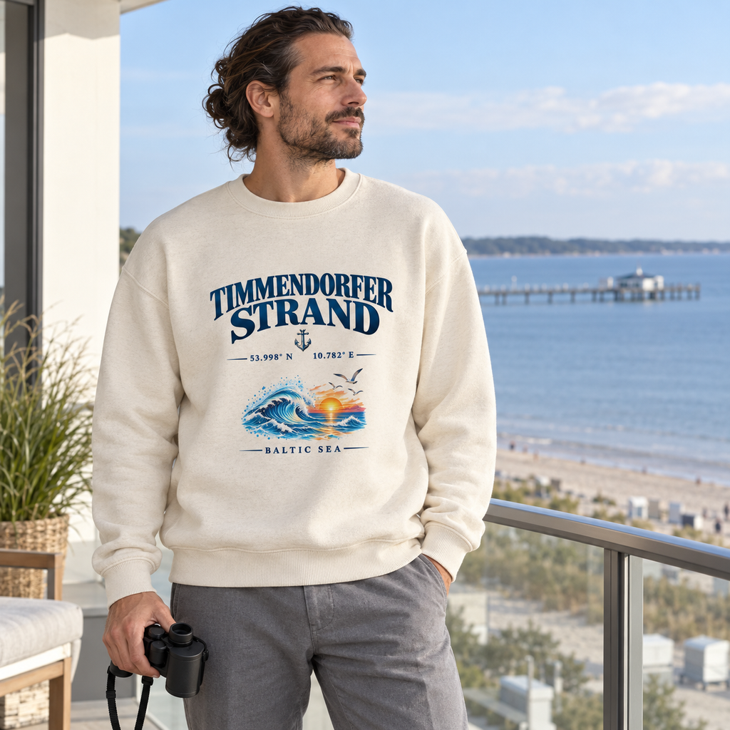 Unisex Bio-Oversize-Sweatshirt in Natural Raw mit Timmendorfer-Strand–Baltic-Sea-Frontmotiv: Mann mit Fernglas auf einem Balkon am Meer.