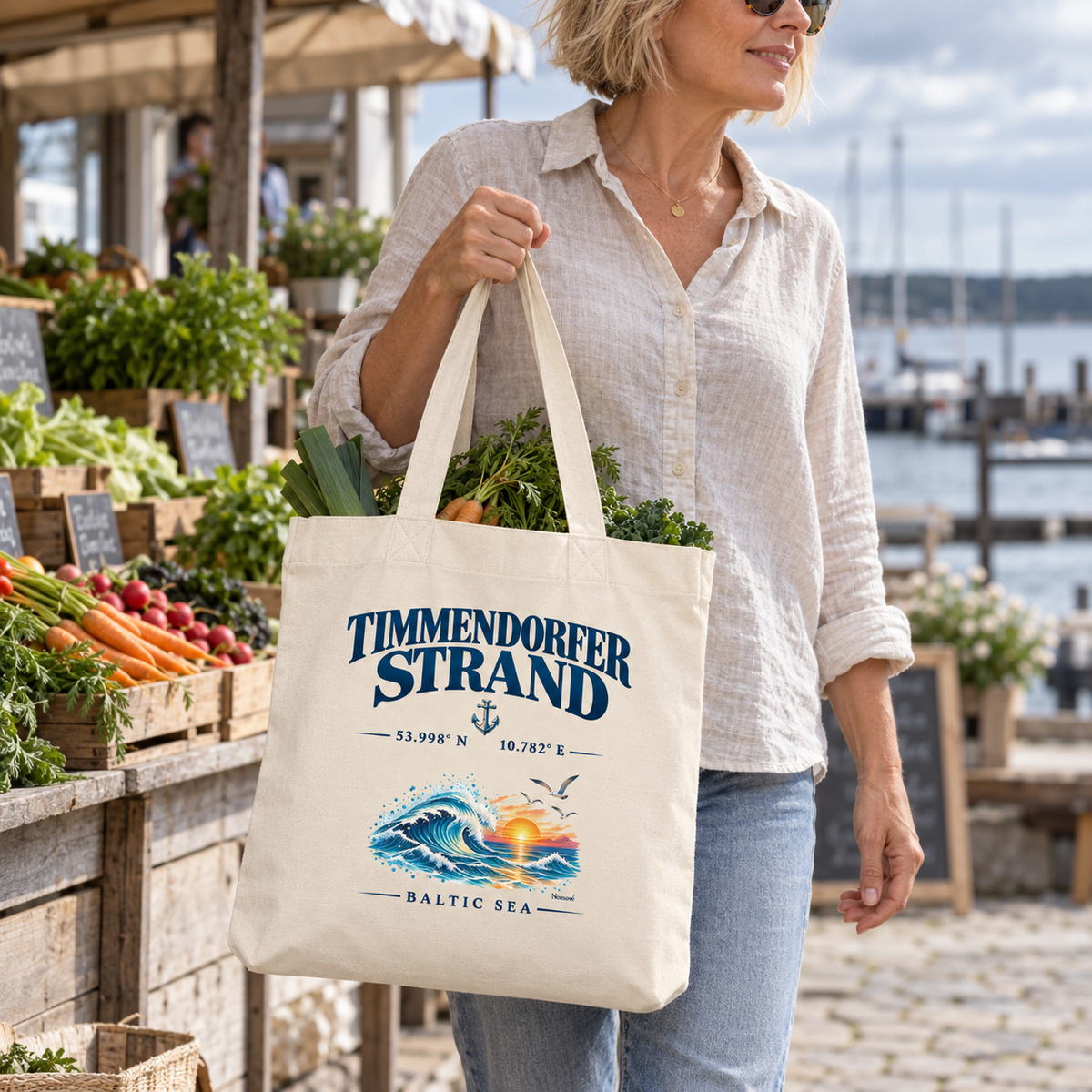 Einkaufsbeutel in Natural mit Timmendorfer-Strand–Baltic-Sea-Frontmotiv: Frau trägt Gemüse beim Marktbesuch an der Küste.