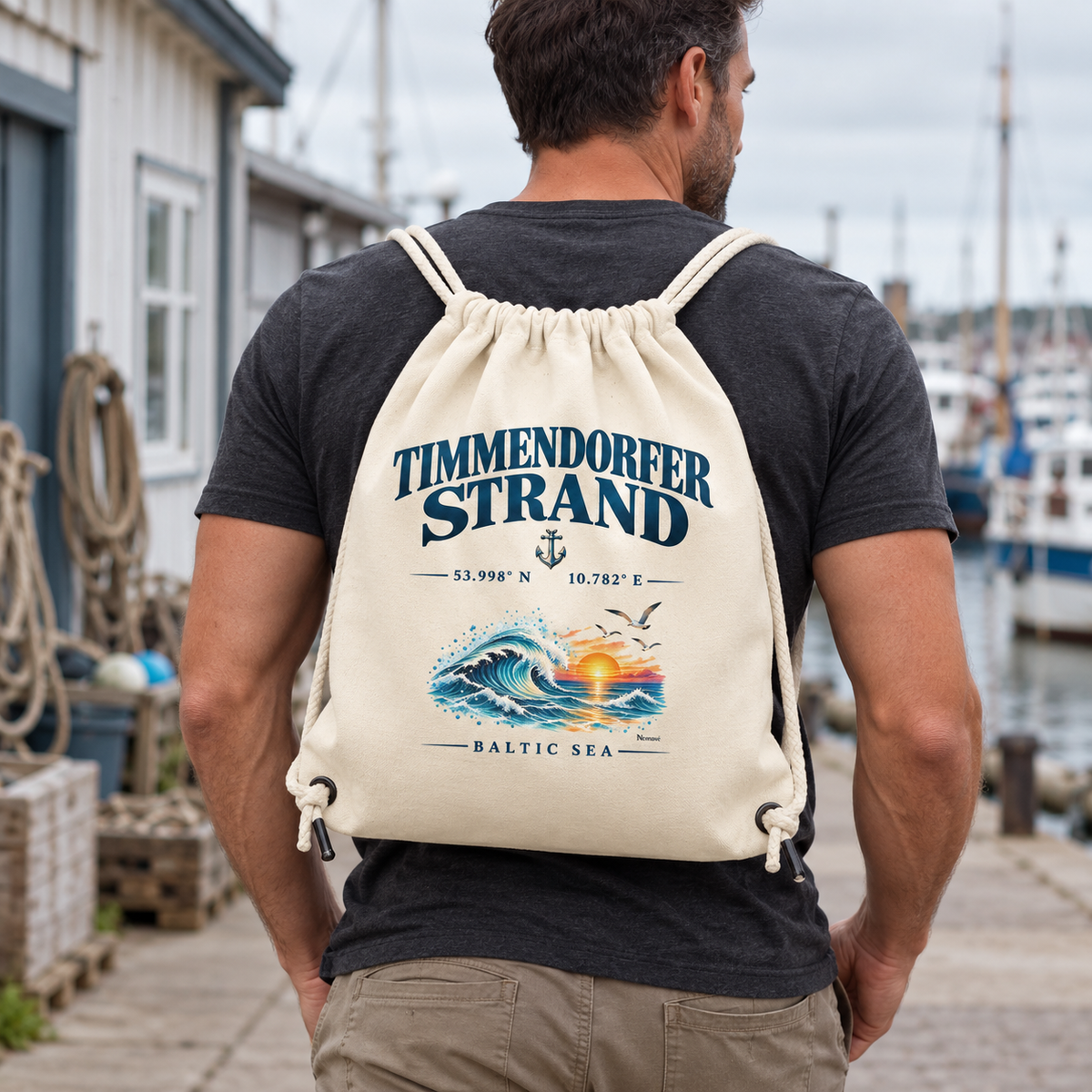Gym-Bag Rucksack in Natural mit Timmendorfer-Strand–Baltic-Sea-Motiv auf der nach außen sichtbaren Beutelseite: Mann trägt ihn auf beiden Schultern am Hafen.