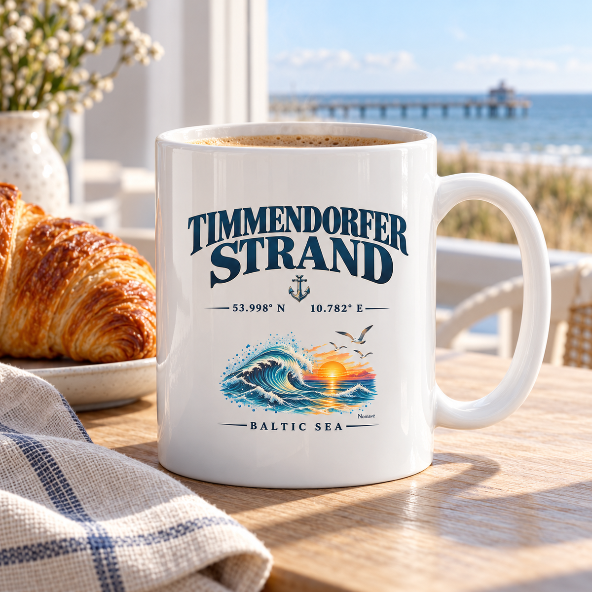 Glossy-Tasse 330 ml in Hochweiß mit Timmendorfer-Strand–Baltic-Sea-Motiv auf der Außenseite: Kaffee und Croissant beim Frühstück mit Ostseeblick.