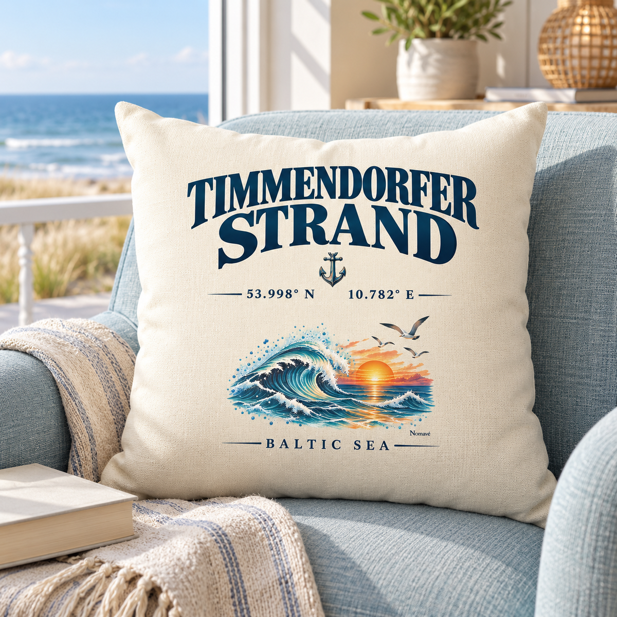 Kissen Natur 40 × 40 cm mit Timmendorfer-Strand–Baltic-Sea-Motiv auf der Vorderseite: Kissen liegt auf einem hellblauen Sessel in einer Leseecke mit Ostseeblick.