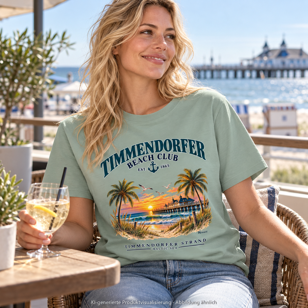KI-generierte Produktvisualisierung: Frau auf einer Caféterrasse am Meer im Timmendorfer Beach Club Unisex Bio-T-Shirt in Aloe mit maritimem Frontprint.