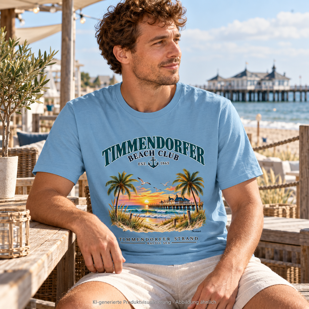 KI-generierte Produktvisualisierung: Mann auf einer Beach-Club-Terrasse im Timmendorfer Beach Club Unisex Baumwoll-T-Shirt in Carolina Blue mit maritimem Frontprint.