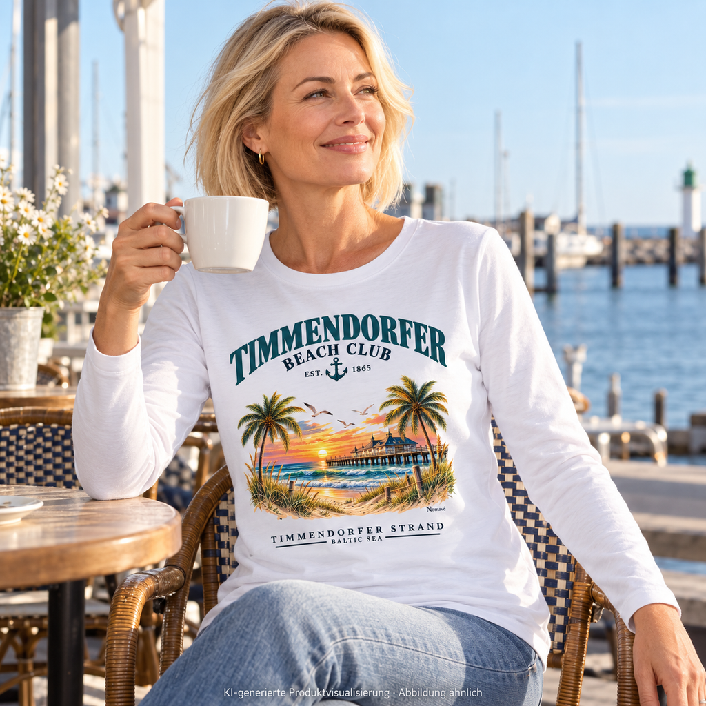 KI-generierte Produktvisualisierung: Frau auf einer Hafencaféterrasse im Timmendorfer Beach Club Damen Bio-Longsleeve in White mit maritimem Frontprint.