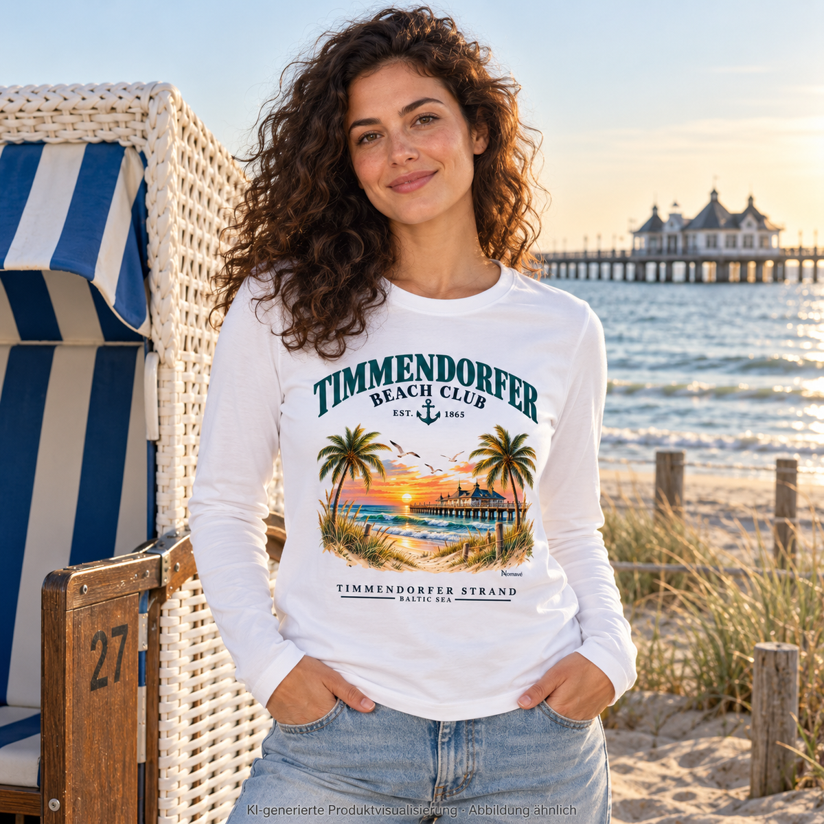 KI-generierte Produktvisualisierung: Frau neben einem Strandkorb im Timmendorfer Beach Club Damen Bio-Longsleeve in White mit maritimem Frontprint.