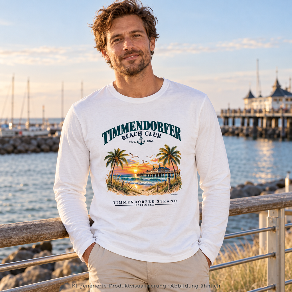 KI-generierte Produktvisualisierung: Mann an einer Hafenterrasse im Timmendorfer Beach Club Unisex Bio-Longsleeve in White mit maritimem Frontprint.
