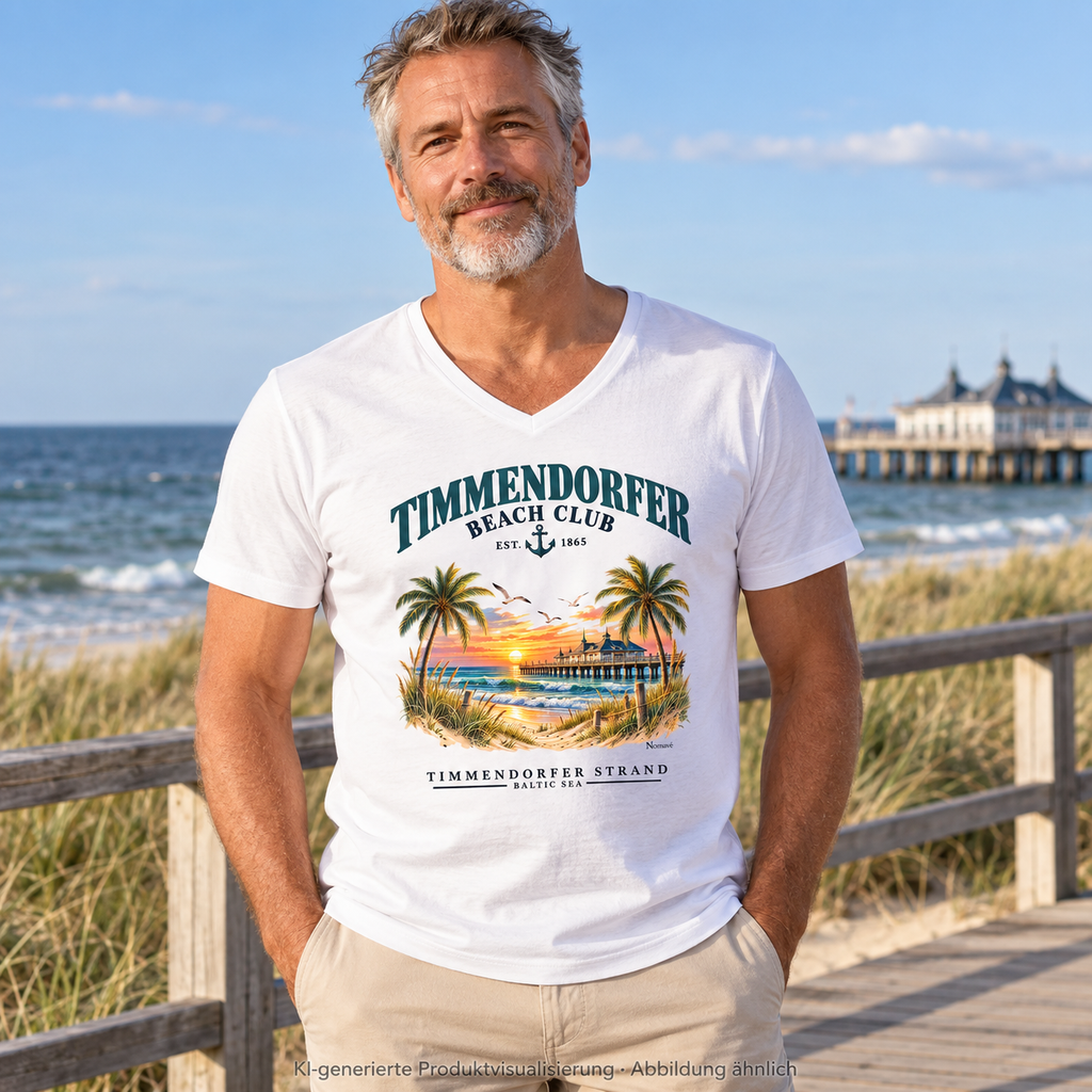 KI-generierte Produktvisualisierung: Mann auf einem Küstensteg im Timmendorfer Beach Club Herren Bio-V-Neck-T-Shirt in White mit maritimem Frontprint.