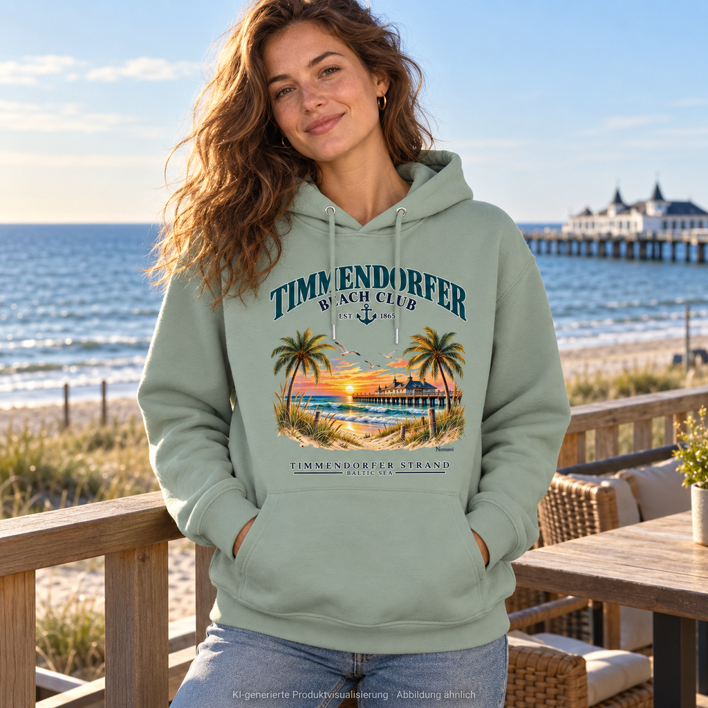 KI-generierte Produktvisualisierung: Frau auf einem Balkon am Meer im Timmendorfer Beach Club Unisex Bio-Hoodie in Aloe mit maritimem Frontprint.