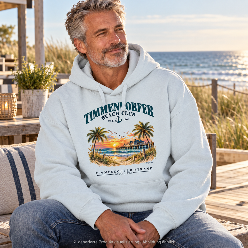 KI-generierte Produktvisualisierung: Mann auf einer Beach-Club-Terrasse im Timmendorfer Beach Club Unisex Bio-Oversize-Hoodie in Blue Ice mit maritimem Frontprint.