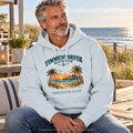 KI-generierte Produktvisualisierung: Mann auf einer Beach-Club-Terrasse im Timmendorfer Beach Club Unisex Bio-Oversize-Hoodie in Blue Ice mit maritimem Frontprint.