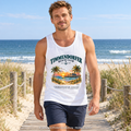 KI-generierte Produktvisualisierung: Mann im weißen Herren Bio-Tanktop mit Timmendorfer-Beach-Club-Frontprint auf einem Dünensteg.