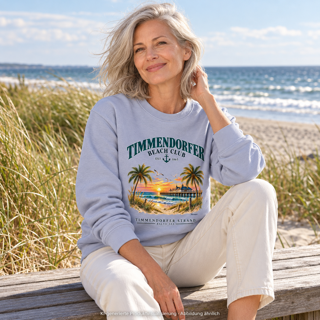 KI-generierte Produktvisualisierung: Frau im Unisex Bio-Sweatshirt Serene Blue mit Timmendorfer-Beach-Club-Frontprint auf einer Küstenbank.