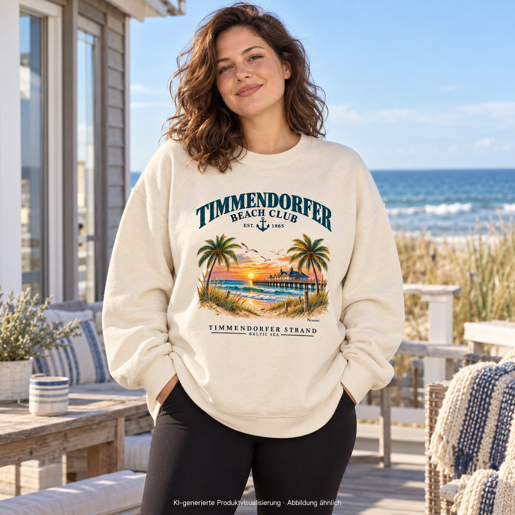 KI-generierte Produktvisualisierung: Frau im Bio-Oversize-Sweatshirt Natural Raw mit Timmendorfer-Beach-Club-Frontprint auf einer Ferienhausterrasse.
