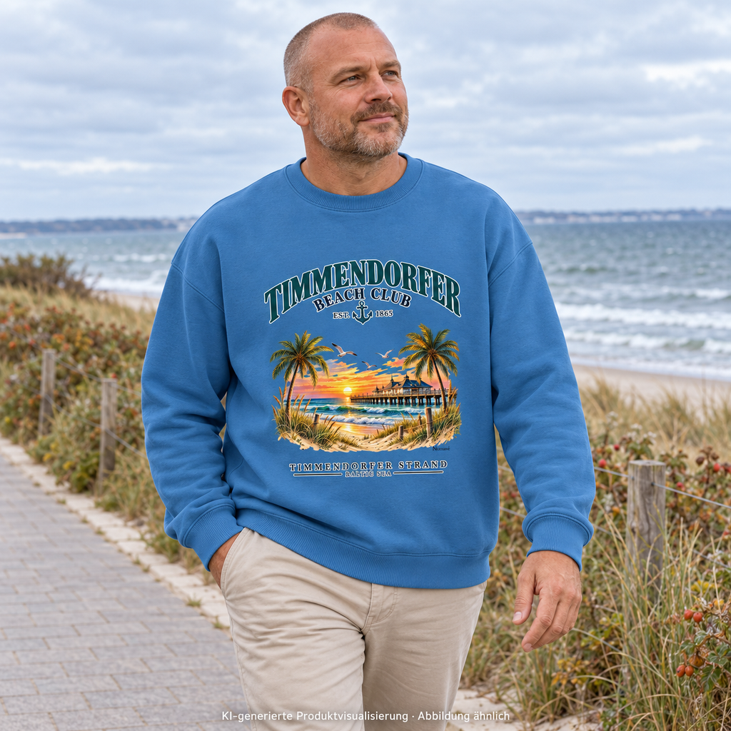 KI-generierte Produktvisualisierung: Mann im Bio-Oversize-Sweatshirt Mindful Blue mit Timmendorfer-Beach-Club-Frontprint auf einem Küstenweg.