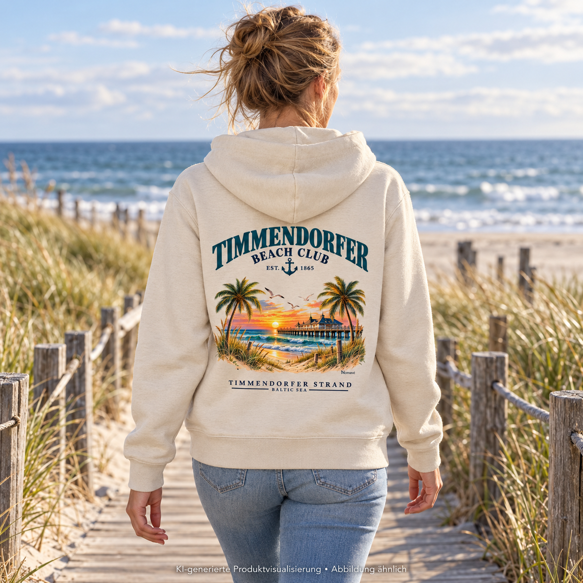 KI-generierte Produktvisualisierung: Frau trägt den Bio-Zipper in Natural Raw mit Timmendorfer-Beach-Club-Rückendruck auf einem Dünensteg, Rückansicht.